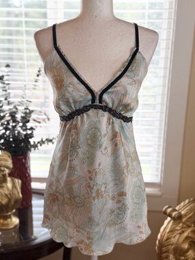 Romy Floral Chemise in Light Blue, Cream & Black Trim Top